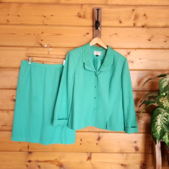 Kasper Dresses & Skirts - Kasper 2Piece Vintage Skirt Suit Blazer Jacket Green Bead Floral Embroider Sz 14